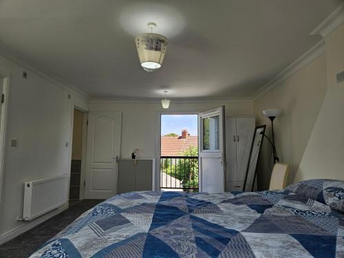 West Thornton Casa | Spacious 5 bedroom and 5 bathroom home in Croydon