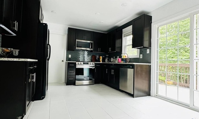 Groveton Casa | Spacious 5-bedroom house in lovely Alexandria with WiFi, AC