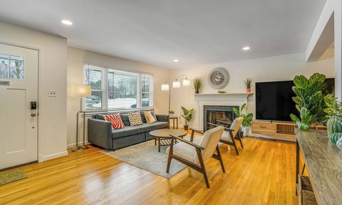Alexandria West Casa | Spacious 5-bedroom house with AC, WiFi in delightful Alexandria