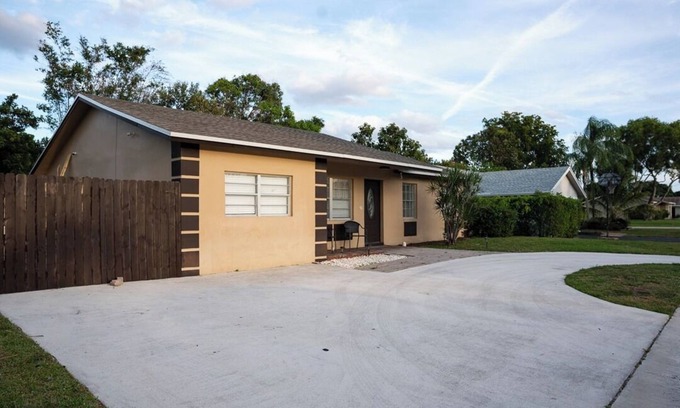 Hamptons at Boca Raton Casa | Spacious 5-bedroom house in West Boca Raton WiFi, AC, Deerfield Beach -11.5 Mi