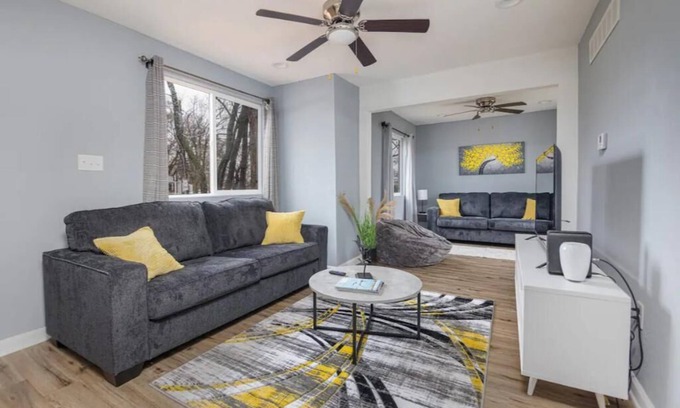 Des Moines Casa | Spacious 5-bedroom house with Ping Pong Table and Wifi in awesome Des Moines