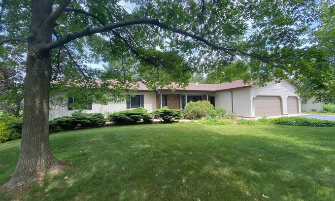 Williamsburg Casa | Spacious 5-bedroom house just outside the Village of Elk Rapids with AC, WiFi