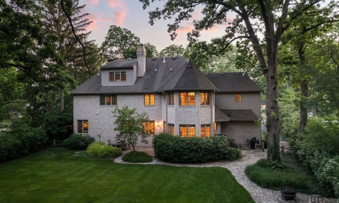 Naperville Casa | Spacious 5-bedroom house in nice Naperville with WiFi, fitness room