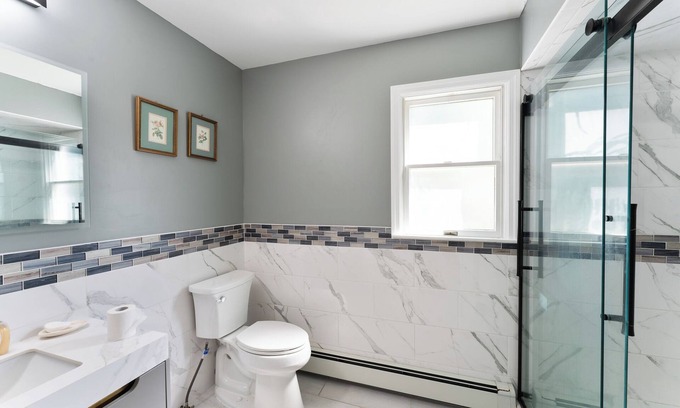 Bay Shore Casa | Spacious 5-bedroom house in delightful Bay Shore with AC