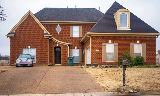 Southaven Casa | Spacious 5-bedroom house with WiFi, AC and parking in peaceful Southaven.