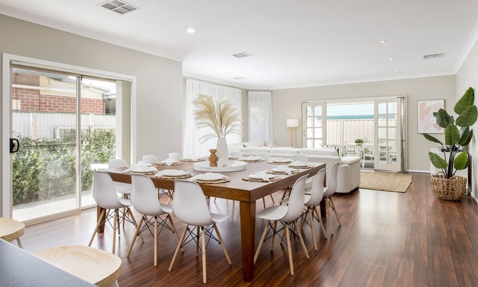 Adelaide Central Business District Casa | Spacious 5 Bedroom Home Ideal for Families and Large Groups