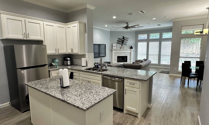 Garland Casa | Spacious 5-bedroom Home for Large Family