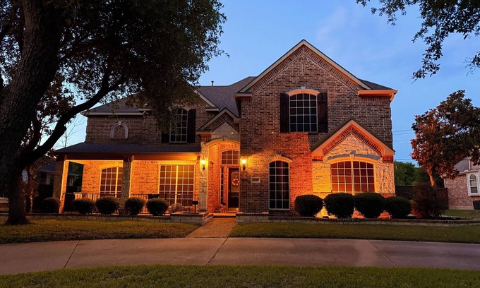 Rowlett Casa | Spacious 5 Bedroom Home Luxury Outdoor Space Ideal for Families & Remote Work
