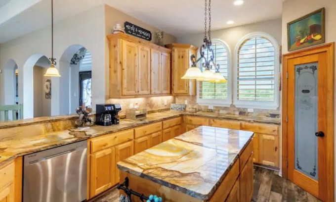 Converse Casa | Spacious 5 bedroom home in Schertz, Texas! 20 min from downtown San Antonio!