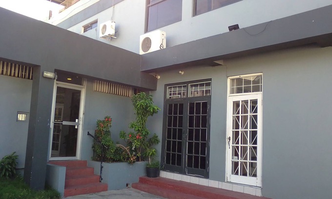 Kencot Apartamento | Spacious 5 Bedroom Hotel Suite with AC, Wi-Fi & Cable in lovely Kingston Jamaica