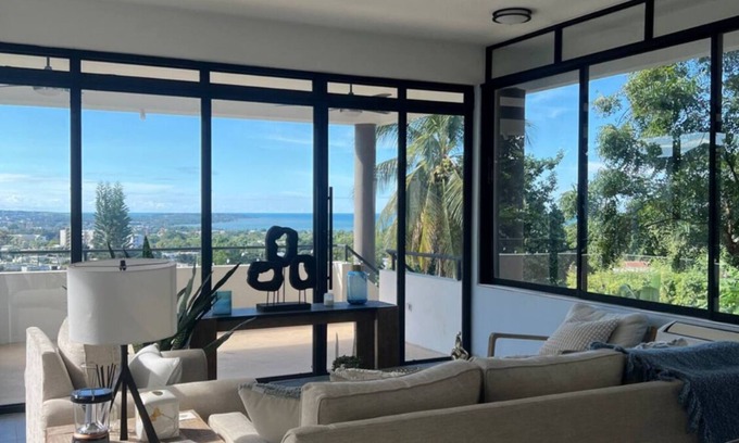 Miradero Casa | Espaciosa casa de 5 habitaciones en Mayagüez con increíbles vistas al mar.