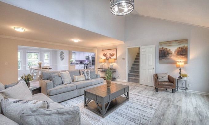 Columbia Casa | Spacious 5 bedroom house in serene Columbia with WiFi, AC