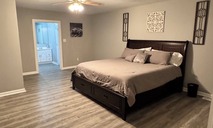 Kirtland Casa | Spacious 5-bedroom house with two living areas