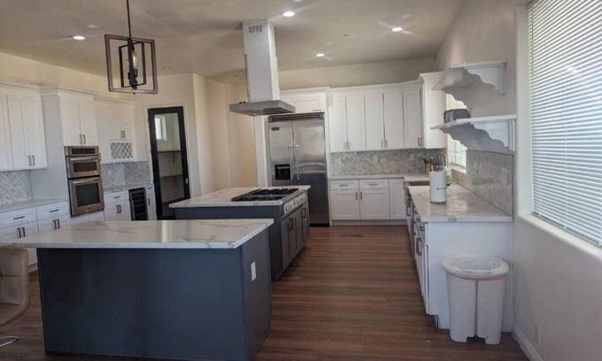 Lancaster Casa | Spacious 5-bedroom house with AC and WiFi in delightful Palmdale