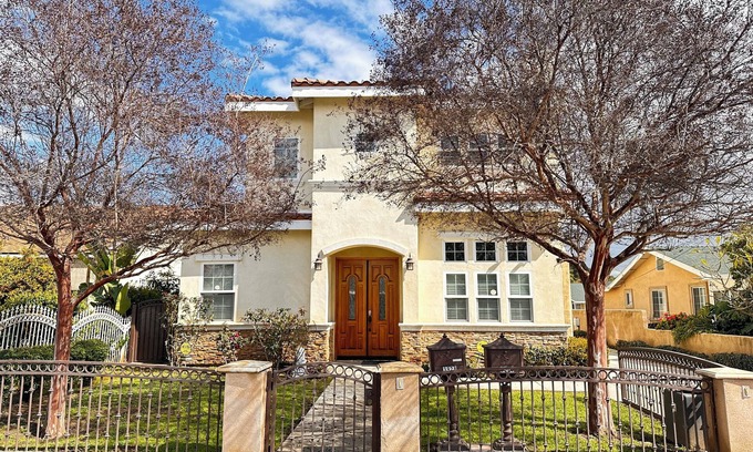 San Gabriel Casa | Spacious 5-bedroom house in charming San Gabriel with Tasla charging