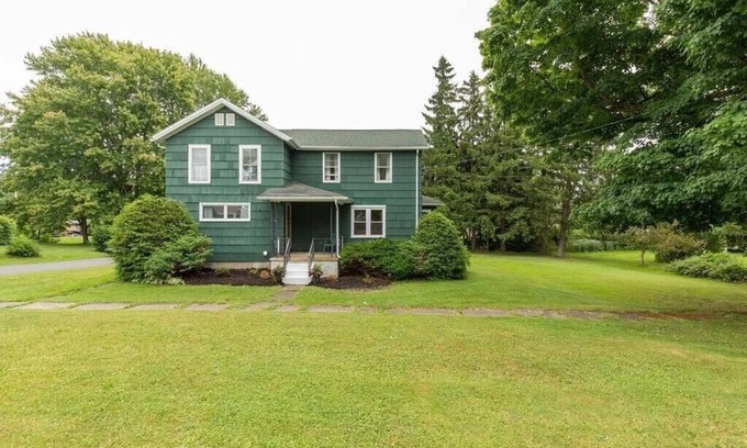 Fair Haven Casa | Spacious 5-bedroom house, WiFi, AC, 1 block from Lake & Main St.