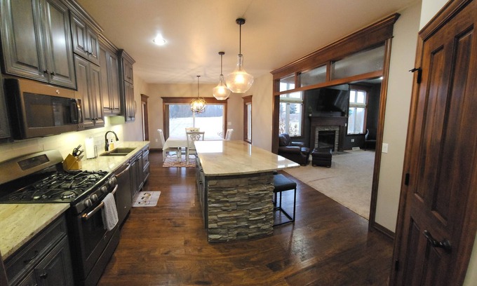 De Pere Casa | Spacious 5 bedroom house on quiet cul-de-sac in De Pere, WI.