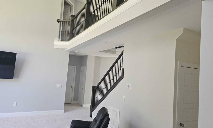 Northwest Raleigh Casa | Spacious 5-bedroom house in delightful North Raleigh with AC, WiFi.