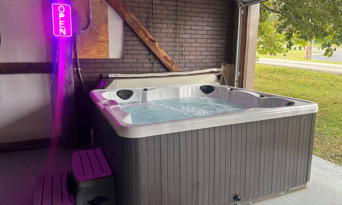 Stanton Casa | Spacious 5-bedroom House, Garage/Hot Tub/Bar, Close to RRG, Fiber WiFi