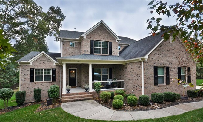 Durham Casa | Spacious 5 Bedroom House, Walk to the Eno River & Trails, 10 min from Duke/RTP