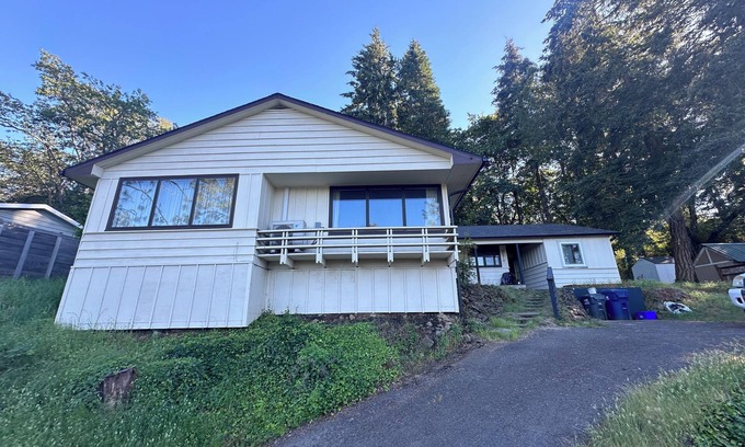 Southeast Eugene Casa | Spacious 5-bedroom house with AC, WiFi in welcoming south Eugene neighborhood.