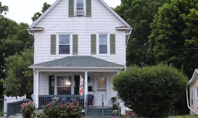 Geneva Casa | Spacious 5-bedroom house, Family Entertainment Pavilion, WiFi, AC in Geneva