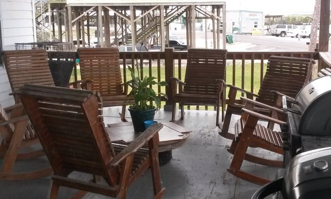Braithwaite Cabina | Spacious 5-bedroom lodge in brilliant Delacroix with AC, WiFi
