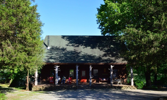 Flippin Cabina | Spacious 5-bedroom lodge in Flippin Ar, on the beautiful White River.