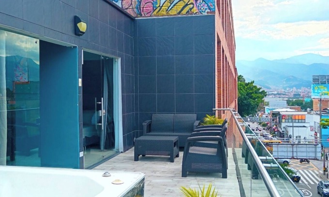 Lalinde Apartamento | Spacious 5-bedroom Penthouse in Parque Lleras ,3 jacuzzis and Pool Large Terrace