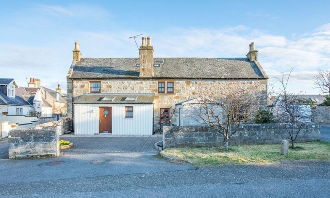 Kinloss Casa | Spacious 5 Bedroom. Pet-Friendly Self Catering Cottage in Findhorn.