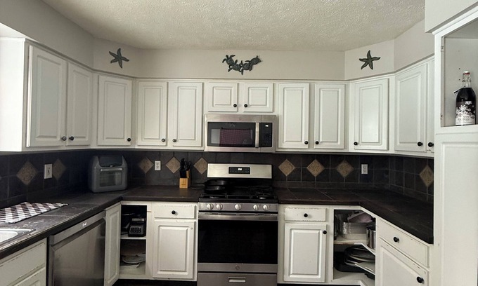 Mentor Casa | Spacious 5-bedroom pet friendly house in Mentor with hot tub & fitness room