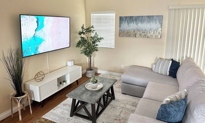 Fullerton Casa | Spacious 5-bedroom townhome in charming Placentia with AC, WiFi