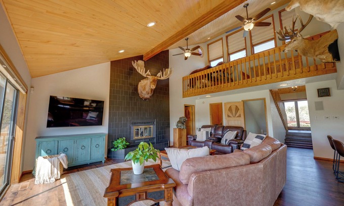 Flora Vista Casa | Spacious 5-bedroom House with WiFi and Central AC in Quiet Flora Vista