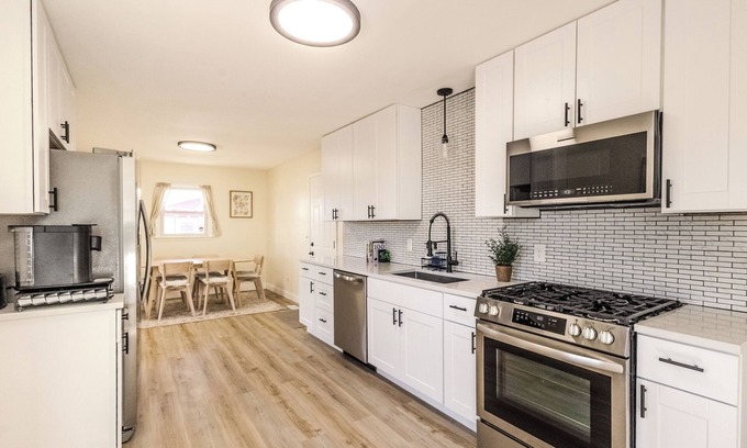 Columbia Heights Casa | Spacious 5-bedroom house with AC, WiFi in welcoming Minneapolis near Downtown