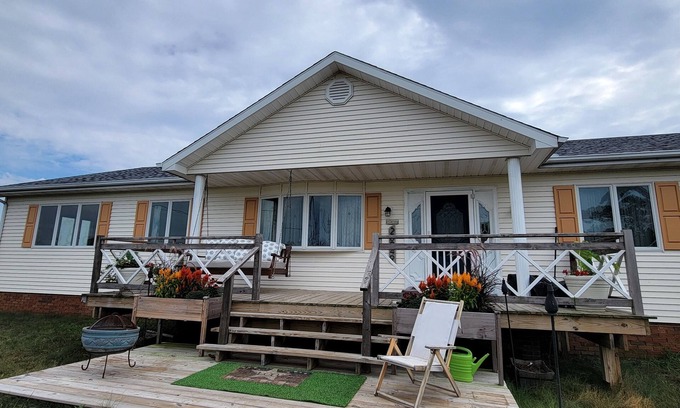 Ewell Casa | Spacious 5-bedroom house with WiFi, AC and private dock on charming Smith Island