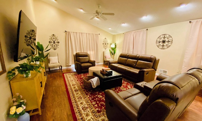Ross Township Casa | Spacious 5-bedroom Wheelchair Accessible House in Pittsburgh