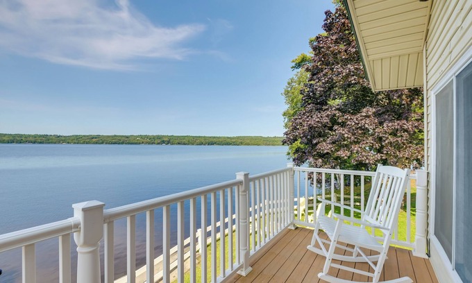 Sidney Casa | Spacious 5-bedroom waterfront house in lovely Sidney with WiFi, AC