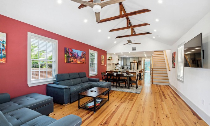 Irish Channel Casa | Spacious 5 BR 3.5 bath w private backyard