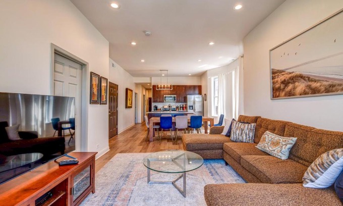 North Lawndale Apartamento | Spacious 5-BR Apt next to transit Free Parking