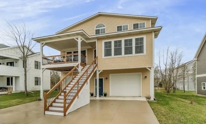 Miami Park Casa | Spacious 5 BR home with game room and views of Lake Michigan - New host 2024