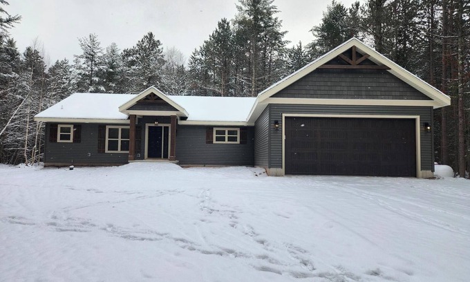 Manitowish Waters Casa | Spacious 5-BR home in Manitowish Waters with pier access on Chain of Lakes.
