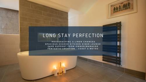 Westoe Apartamento | Spacious 5 Double Bedroom 6 Beds Townhouse 2 Bathrooms, Ideal for long term contractor, etc stays, 15 mins drive to Nissan, 10 mins walk to metro station - see our site for assurance
