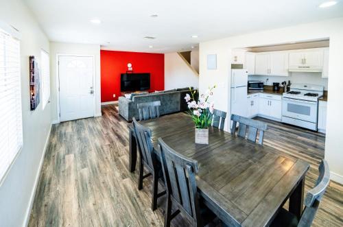 Los Angeles Apartamento | Spacious 5BR 3BA Home with Free Parking and WiFi 10 Minutes to Downtown LA Perfect for Large Groups