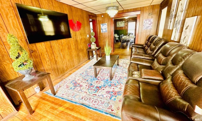 Buffalo Casa | Spacious 5BR Home for Fam, 20 mins to Falls!