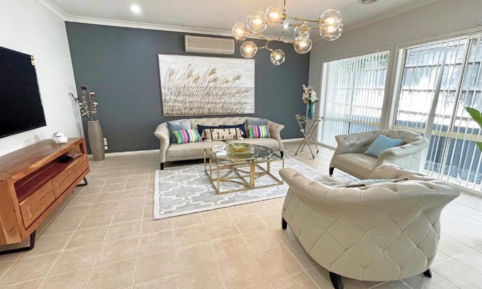 Hallam Casa | Spacious 5BR House in Hallam near Bunjil Place