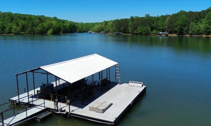 Gumlog Casa | Spacious 5BR Lakefront home with hot tub, ping pong, private dock