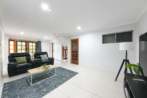 Springwood Casa | Spacious 5BR Retreat with Balcony Near Hotspots