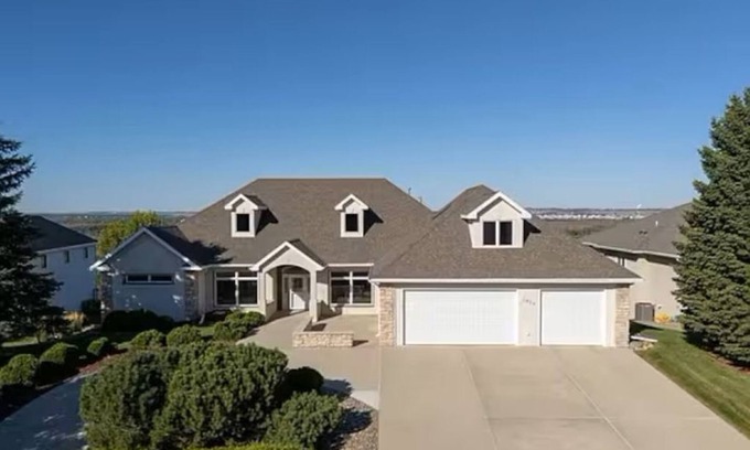 Bismarck Casa | Spacious 5BR River Retreat - Pool, Sauna, Golf & Stunning Views