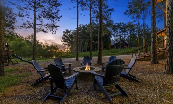 Hochatown Cabina | Spacious 5BR w/Pond + Hot Tub | Games + Sleeps 19