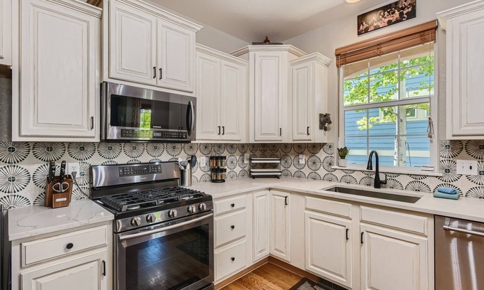Old Town North Casa | Spacious 6 Bd Home -Old Town: Breweries + Trails!